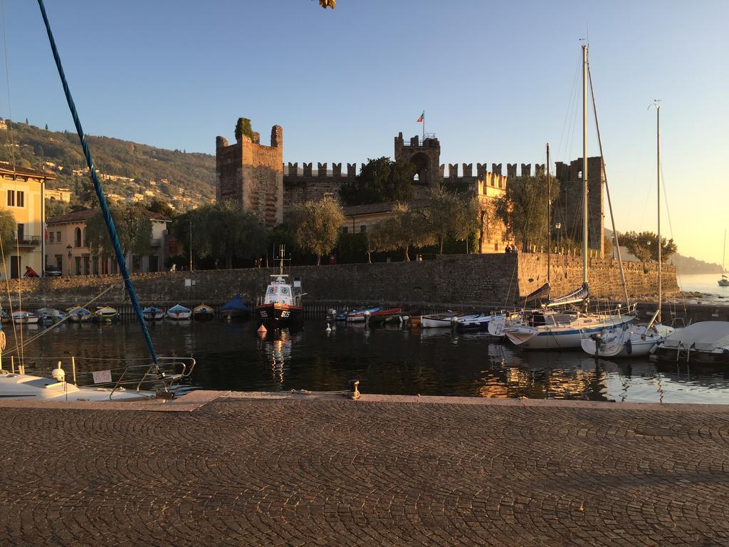 Residence La Mignon - Terrazza Torri Del Benaco Kültér fotó