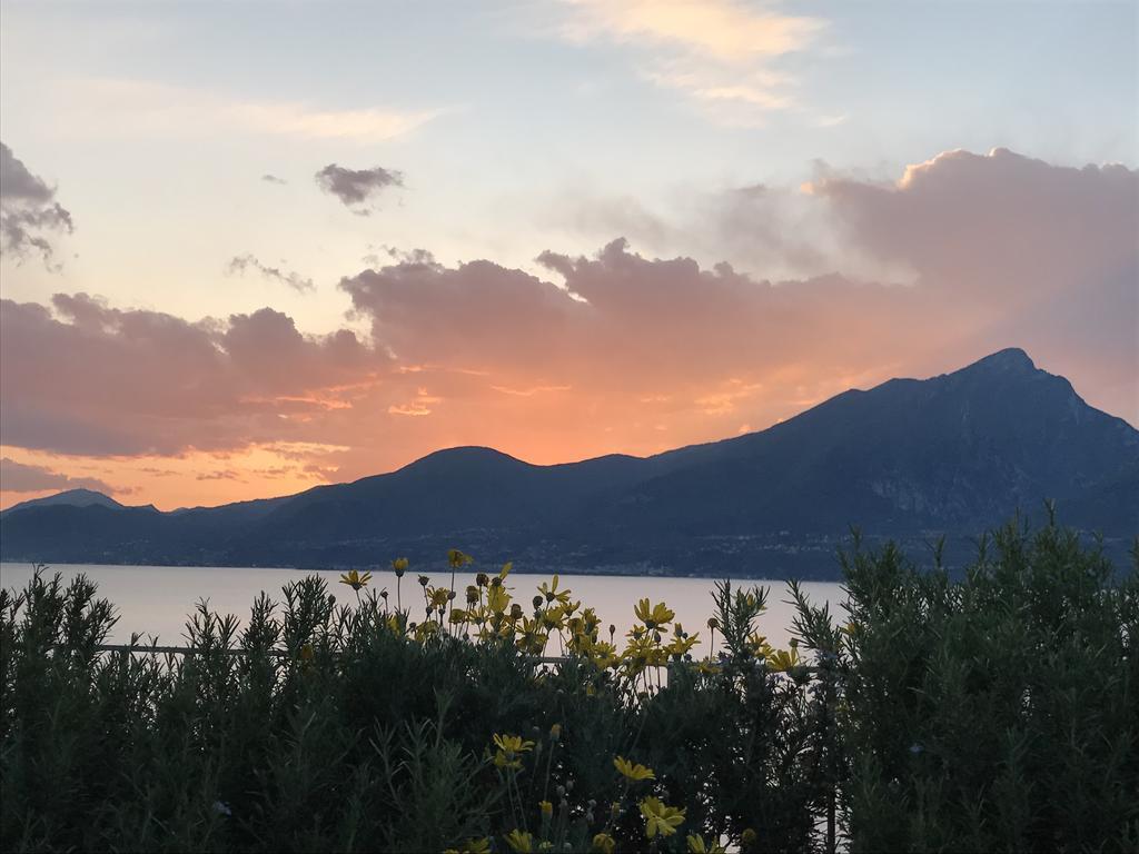 Residence La Mignon - Terrazza Torri Del Benaco Kültér fotó